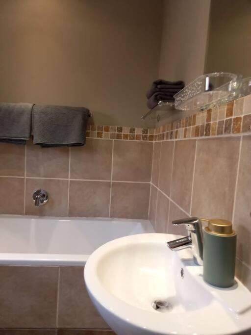 Best Overnight With Free Wifi. Modern & Private Bloemfontein Exterior foto